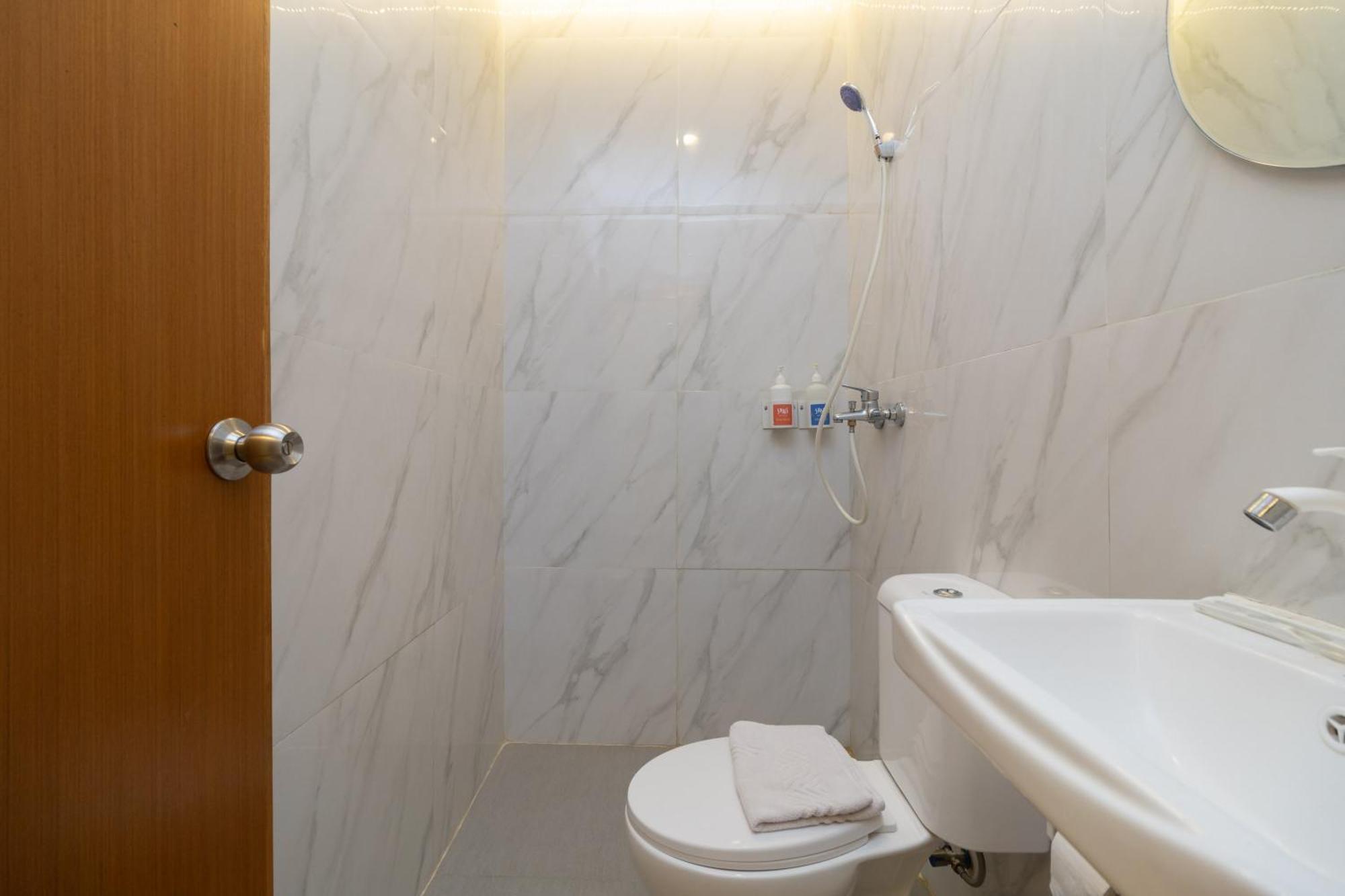Sans Hotel Suryakencana Bogor Zimmer foto