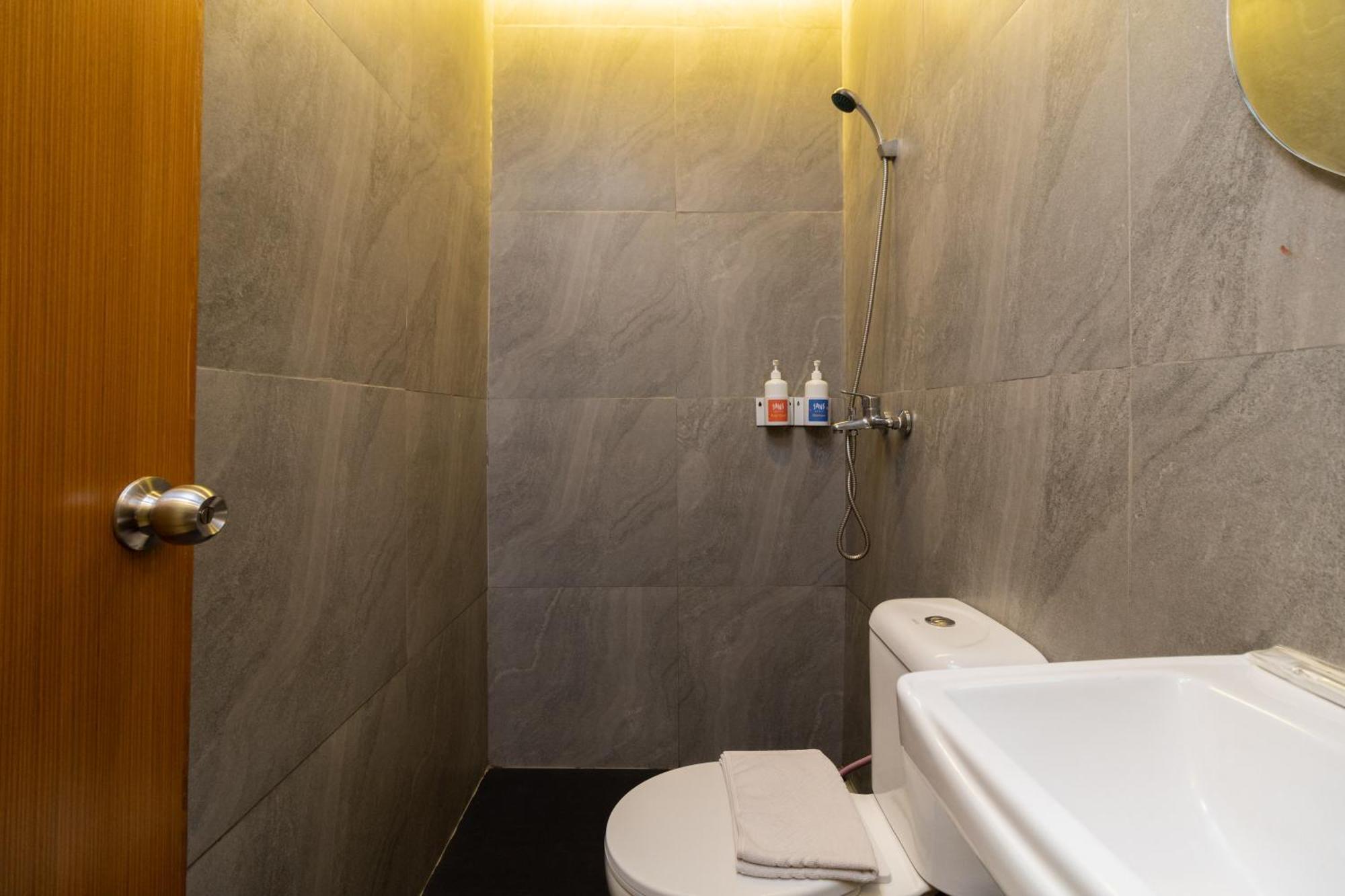 Sans Hotel Suryakencana Bogor Zimmer foto
